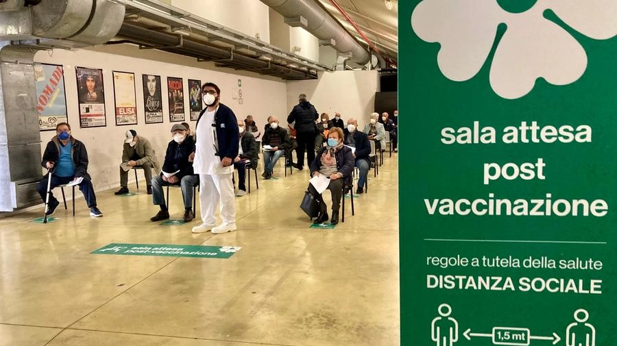 L'hub vaccini del PalaModigliani a Livorno (Foto Novi)