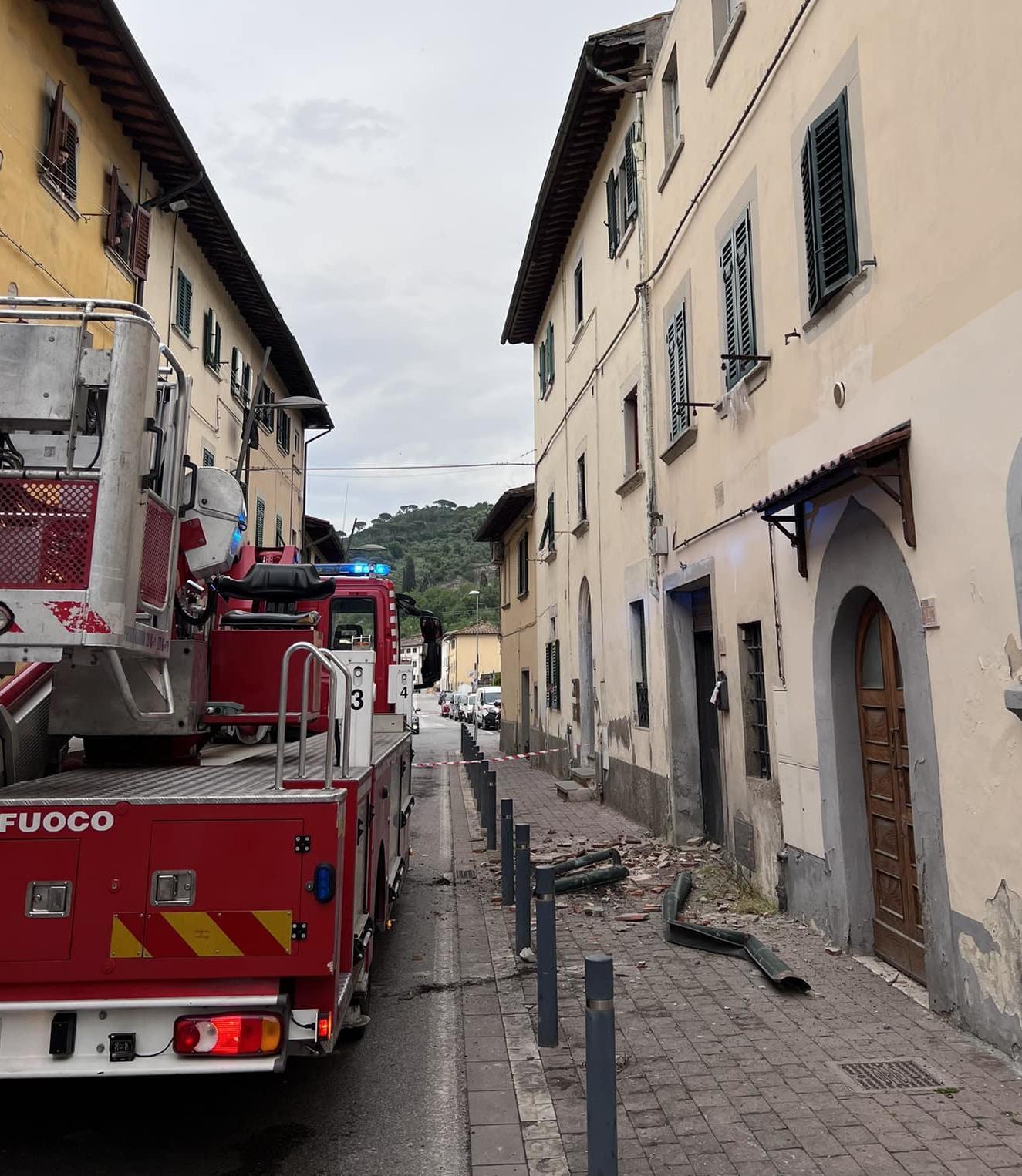 Crolla il tetto, tragedia sfiorata Pioggia di calcinacci in via Gramsci
