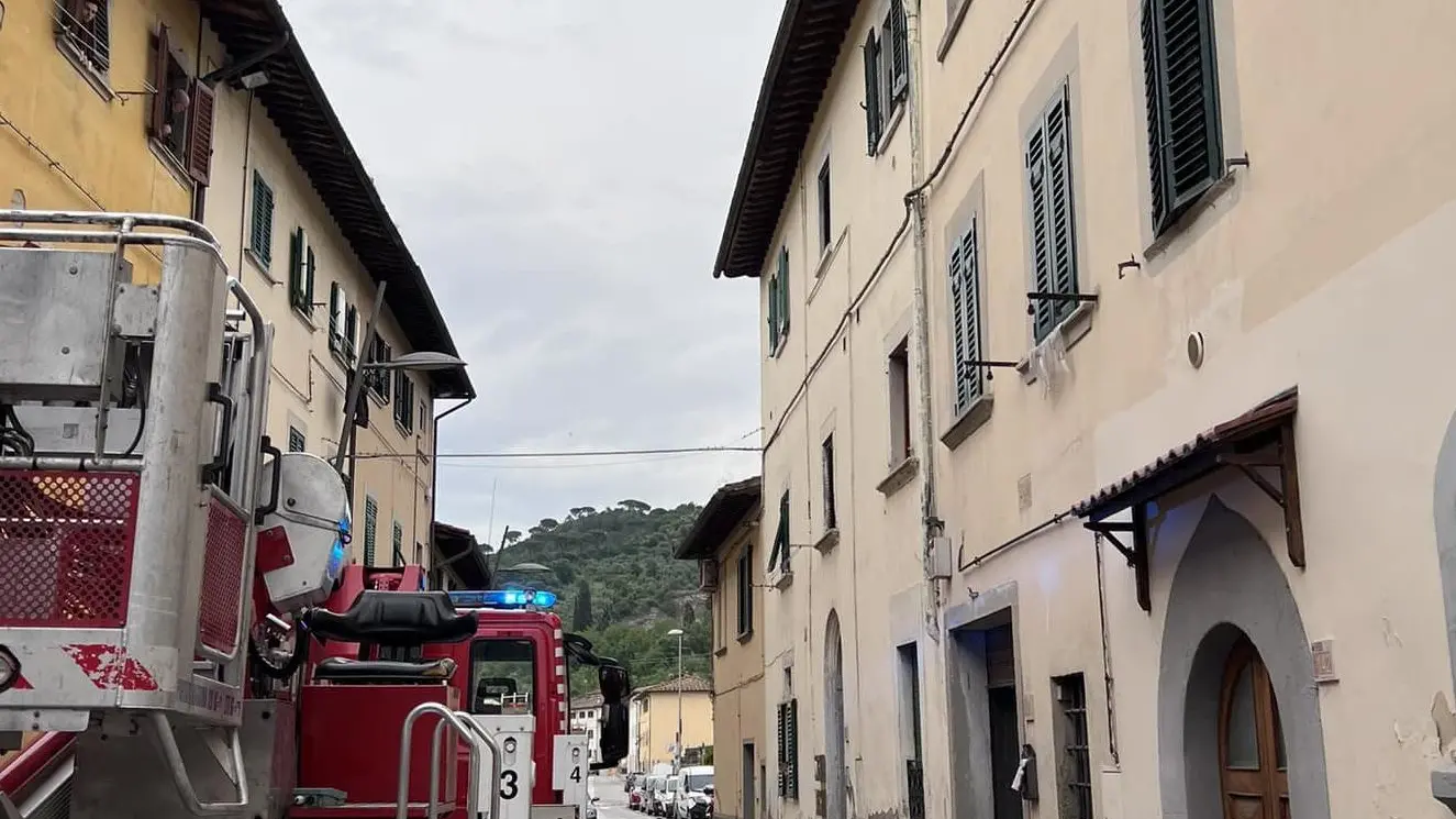 Crolla il tetto, tragedia sfiorata Pioggia di calcinacci in via Gramsci Una famiglia ora è fuori di casa Crolla il tetto, tragedia sfiorata Pioggia di calcinacci in via Gramsci Una famiglia ora è fuori di casa