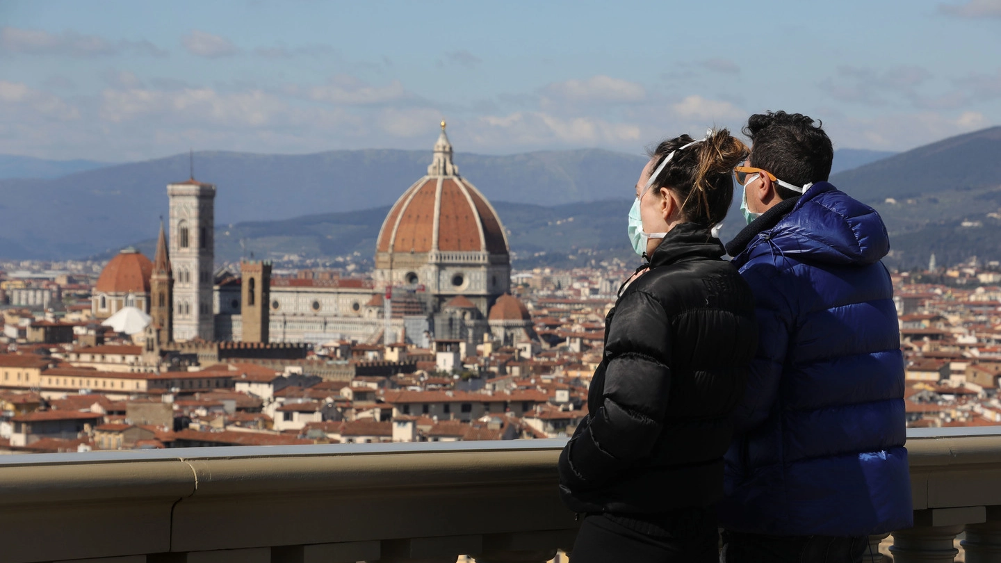 Due persone con mascherina osservano il panorama a Firenze (New Press Photo)