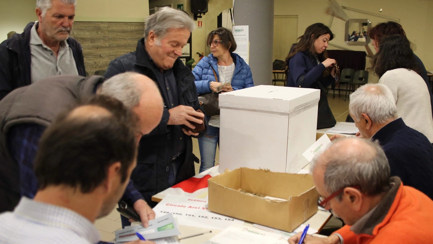 Primarie Pd, un seggio (foto Marco Mori/New Pressphoto)