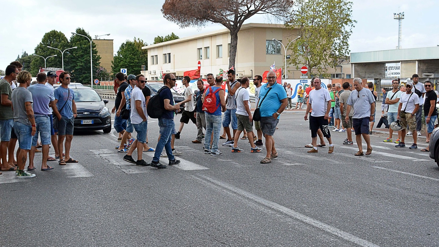 I lavoratori bloccano via Firenze (Lanari)