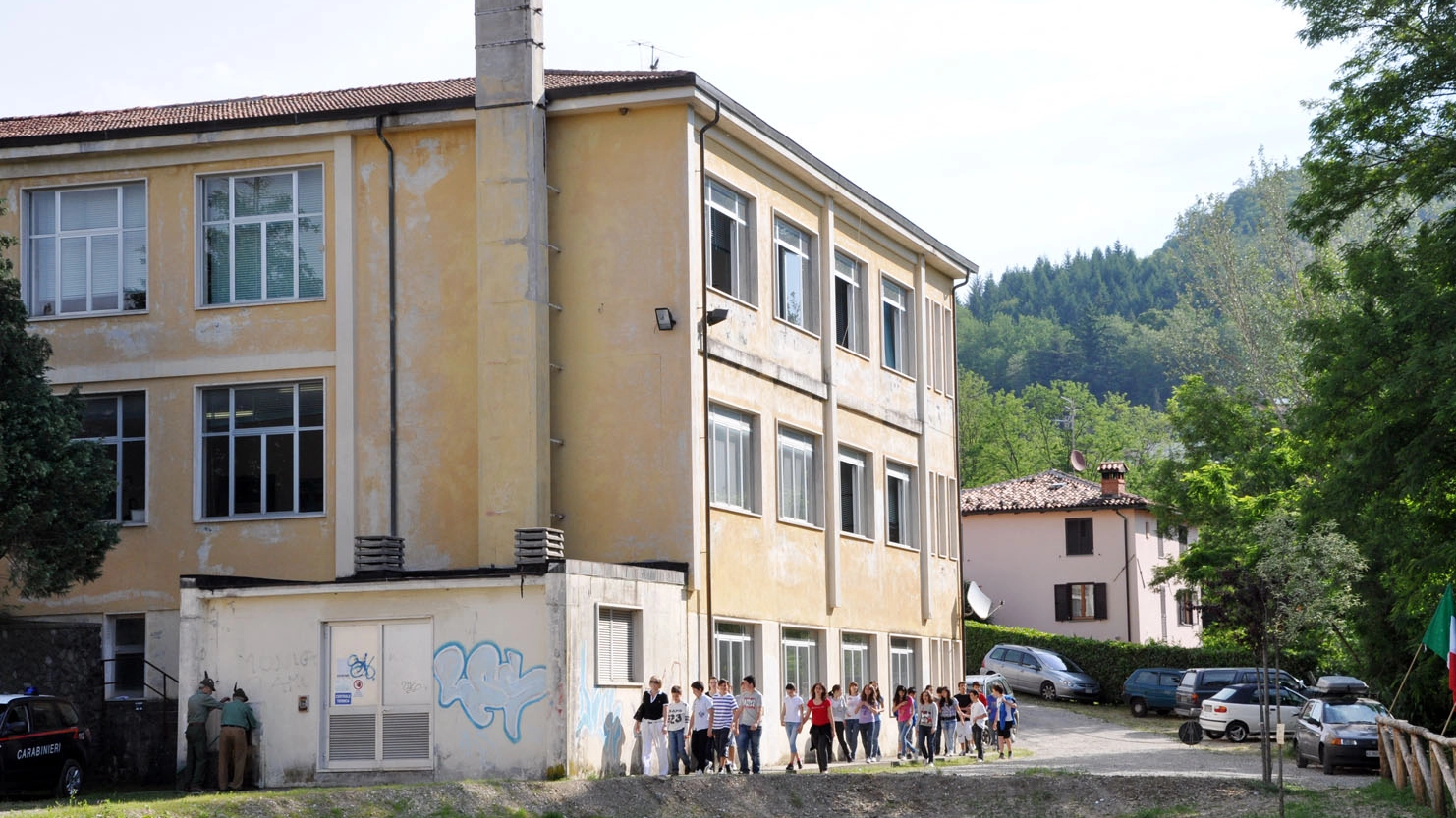La scuola media di Barga (foto Borghesi)