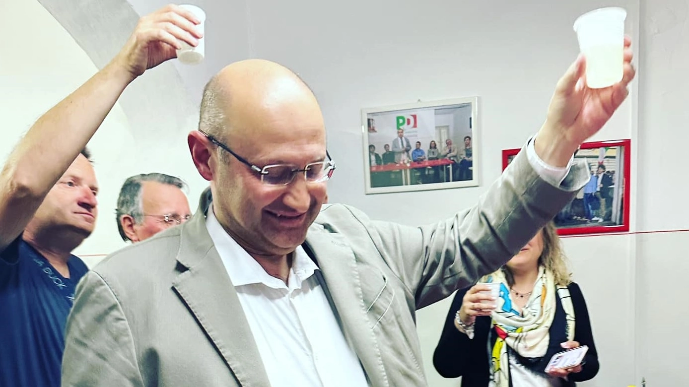Nicola Tesi festeggia: è stato confermato sindaco