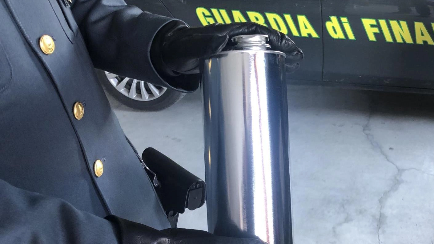 Gasolio... “allungato“. La Guardia di finanza smaschera un distributore Gasolio... “allungato“. La Guardia di finanza smaschera un distributore