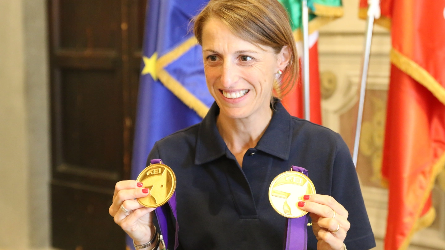 Sara Morganti  con le sue medaglie d’oro nella Sala delle Baleari a Pisa