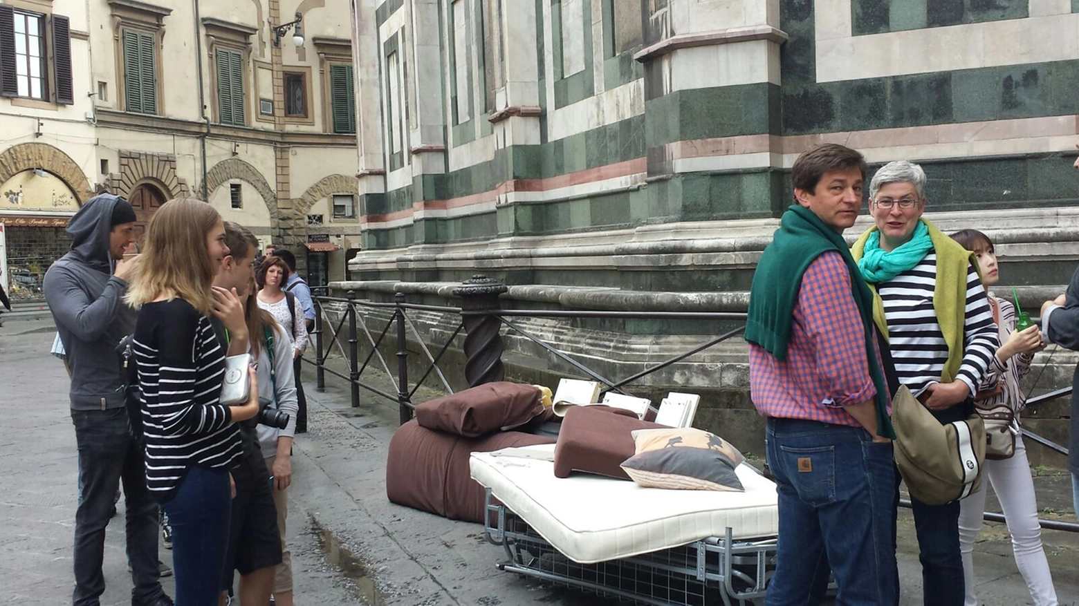 Il divano abbandonato in piazza Duomo