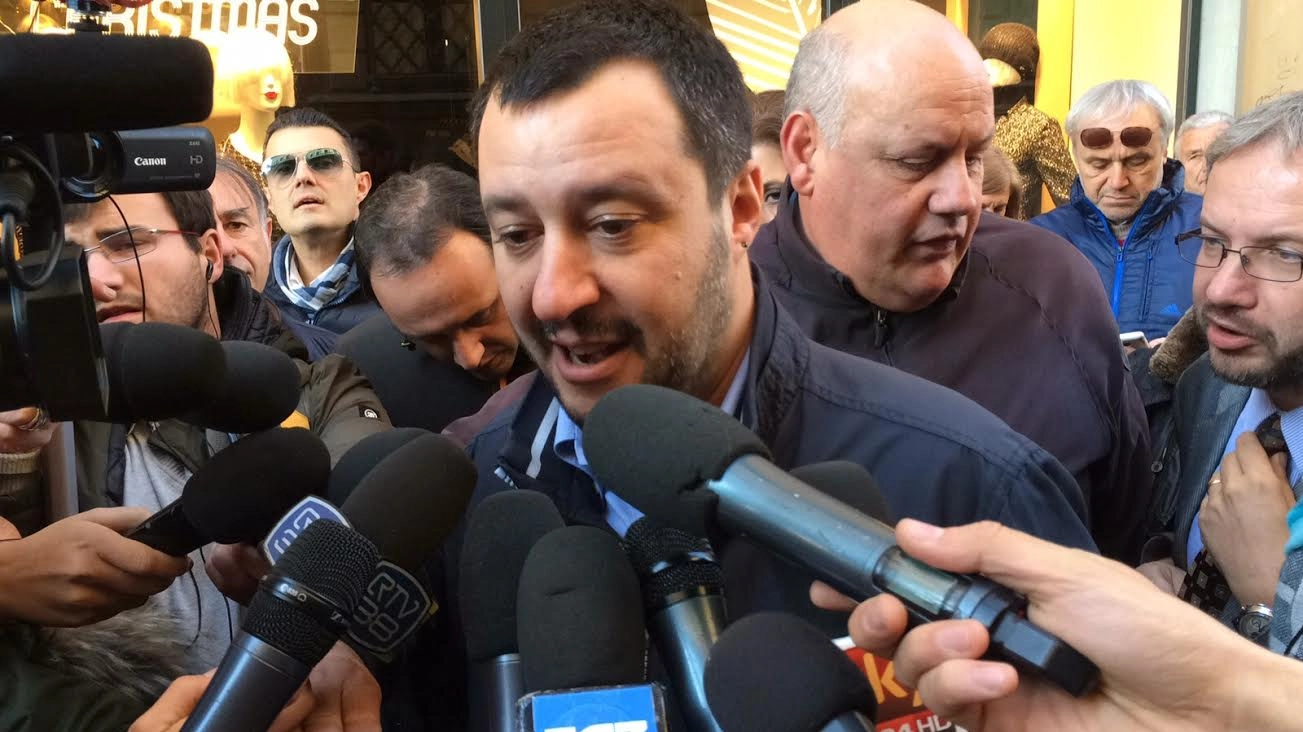 Matteo Salvini davanti a Banca Etruria