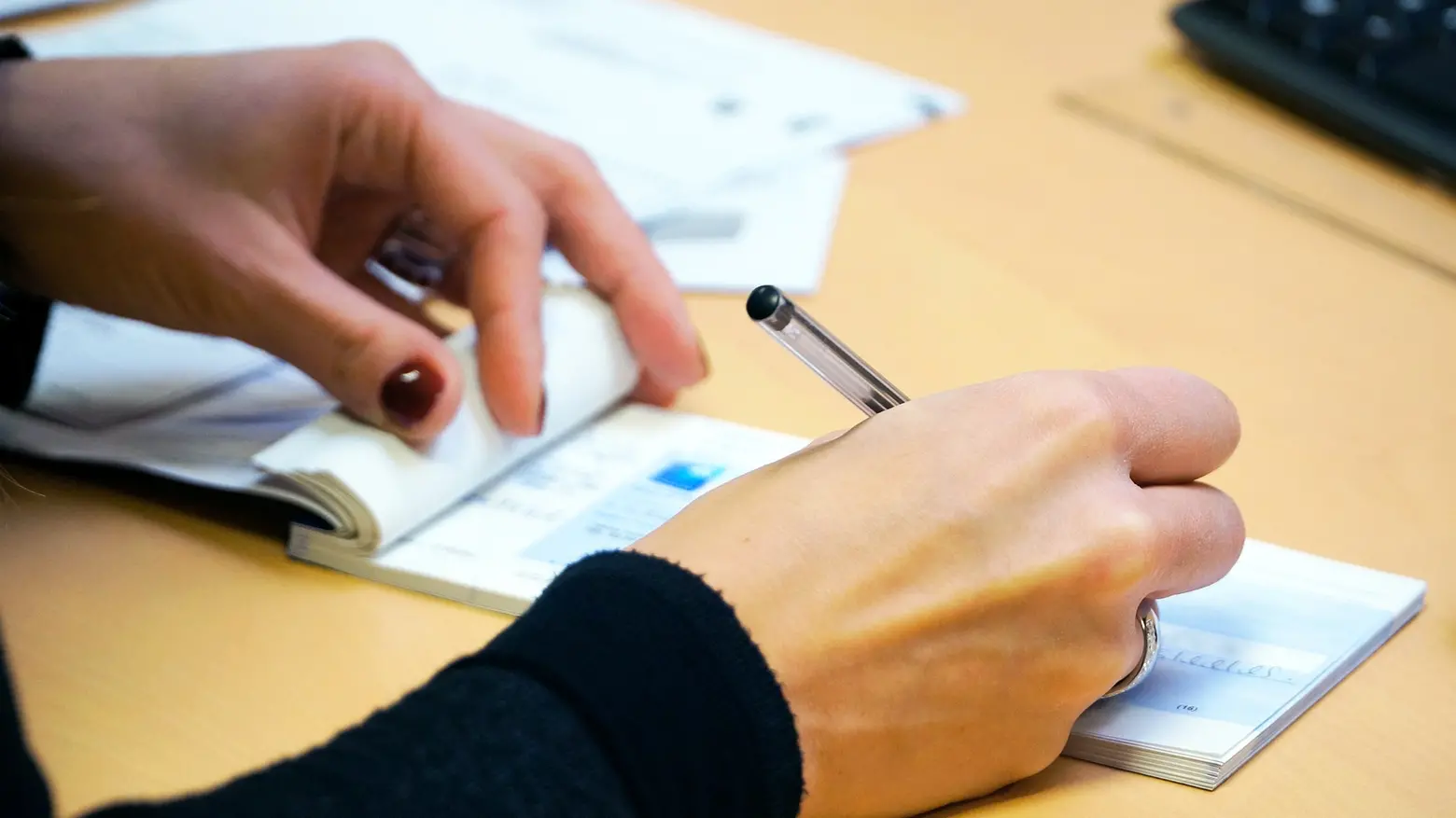 Acquistano beni con assegni contraffatti, una truffa diffusa