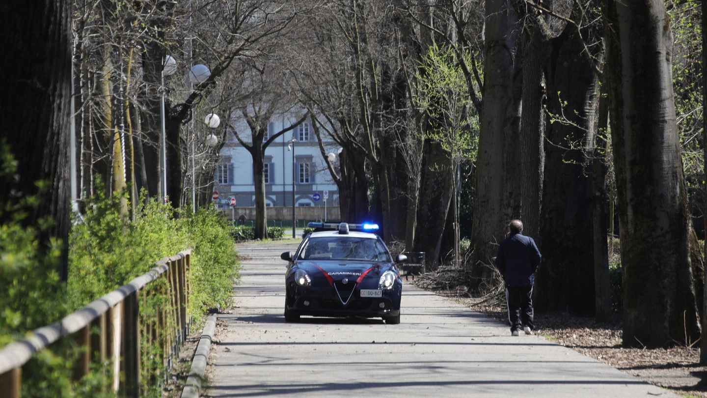 Controlli dei carabinieri in un parco (New Press Photo)