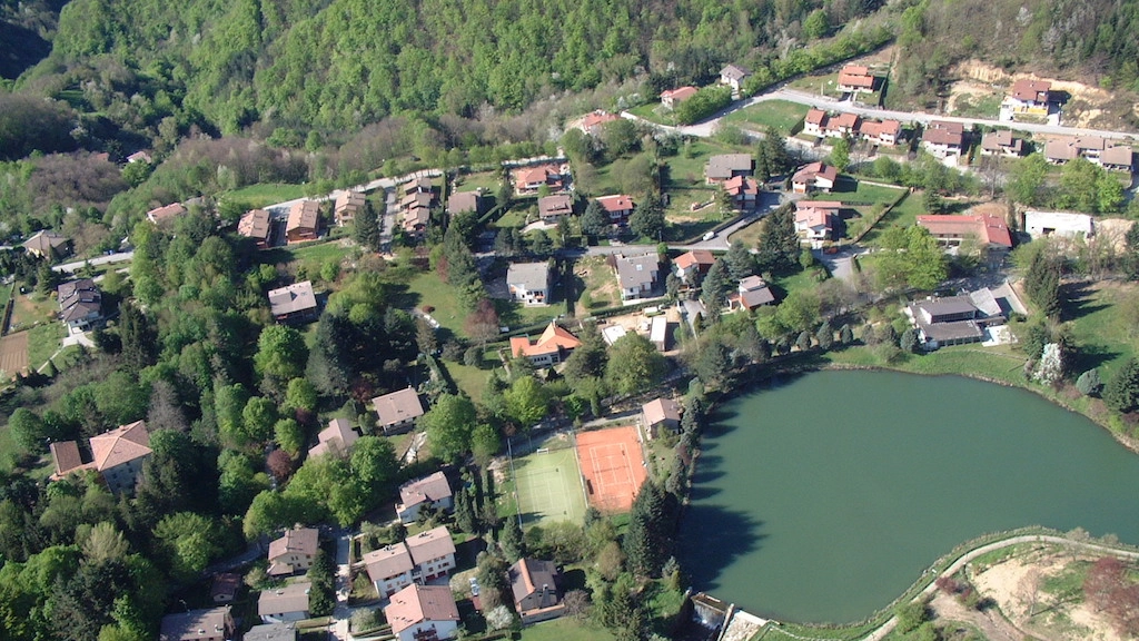 Il lago di Montepiano visto dall'alto