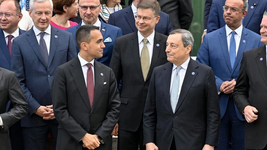 Il ministro Luigi Di Maio e il premier Mario Draghi (Ansa)