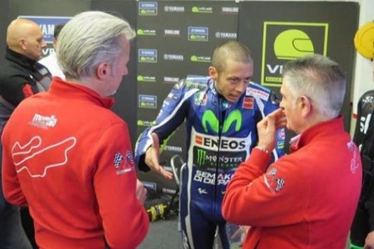 Antonio Canu (a destra) con Valentino Rossi e il numero uno del Mugello, Paolo Poli