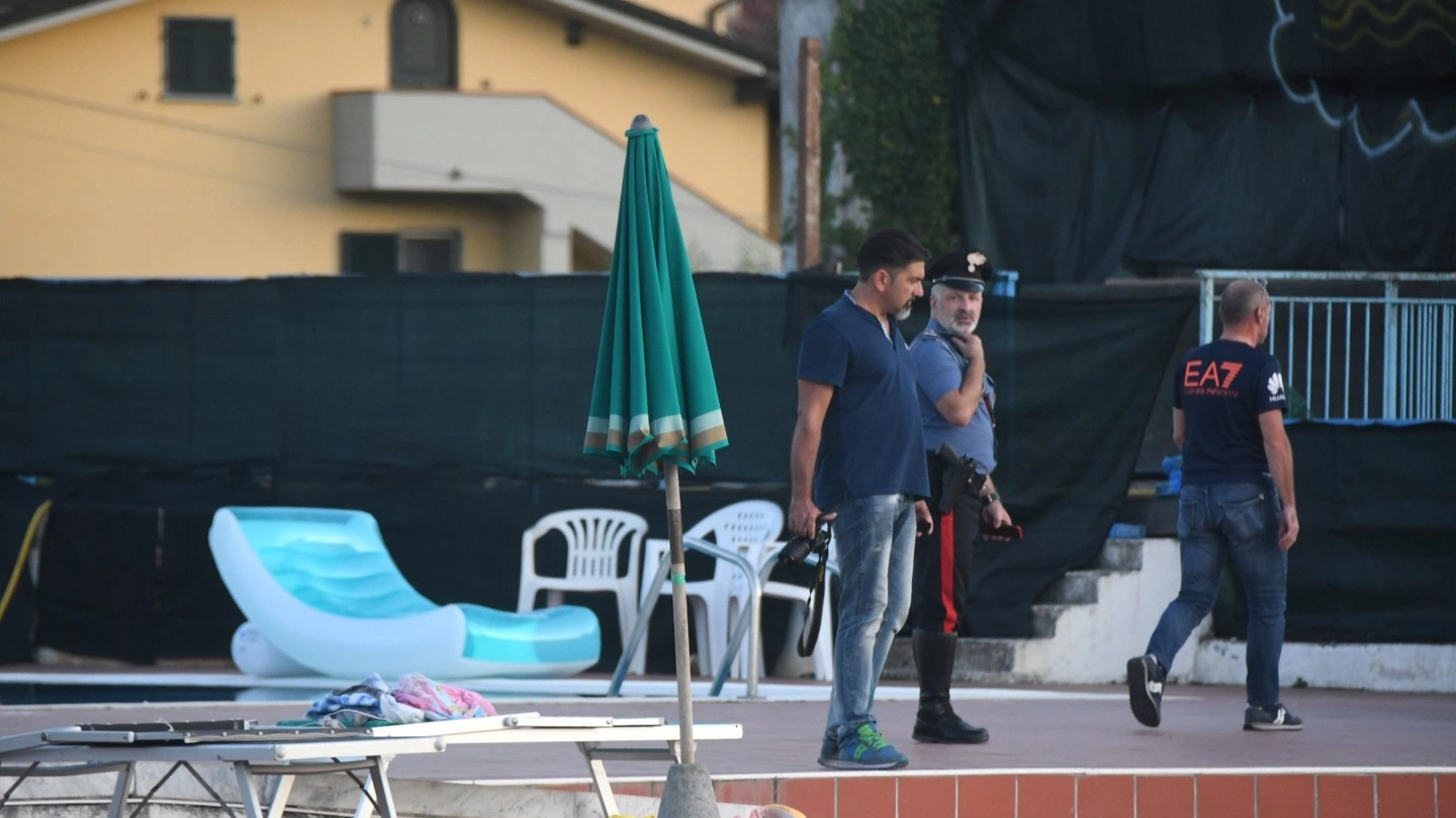 I carabinieri alla piscina posta sotto sequestro (foto Pasquali)