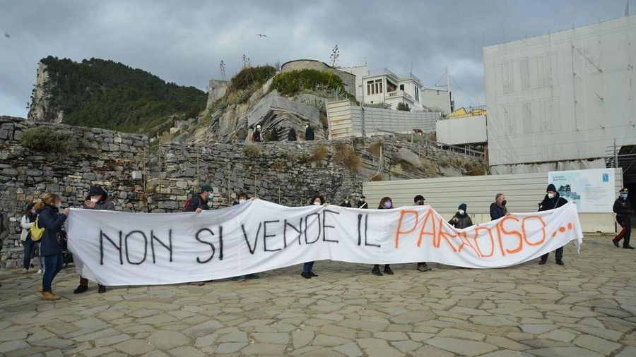 Porto Venere (La Spezia), manifestazione contro vendita uliveto