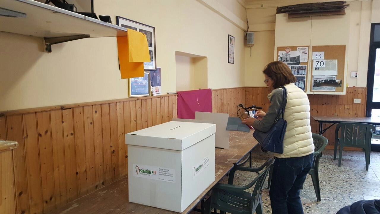 Un seggio a Lucca (foto Alcide)