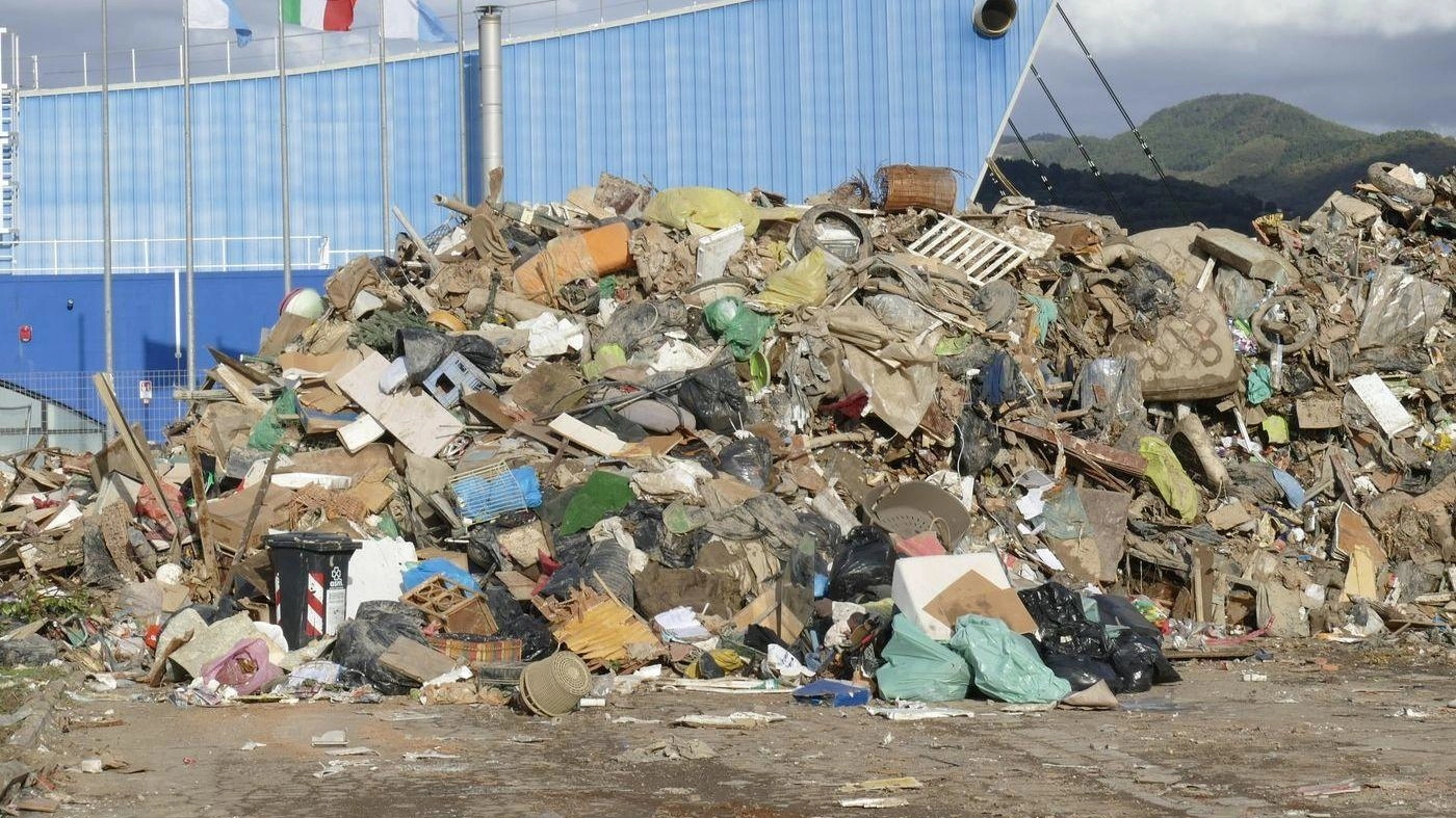 Emergenza rifiuti. Pronta tutta la guida : "Strade o ecocentri. La raccolta si fa così"
