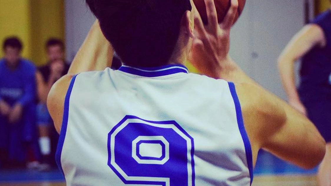 Offese razziste all’arbitro di basket Palazzetto, a rischio la concessione Offese razziste all’arbitro di basket Palazzetto, a rischio la concessione