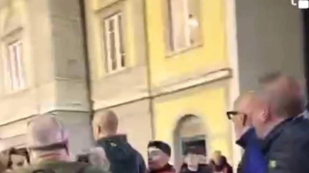 Rissa sfiorata tra consigliere e cittadini Rissa sfiorata tra consigliere e cittadini