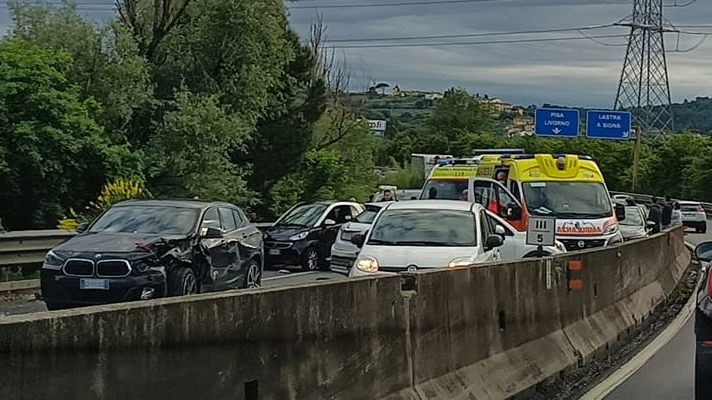 L'incidente in FiPiLi all'uscita di Lastra a Signa, direzione Firenze (Foto Facebook I Dannati Della FiPiLi)
