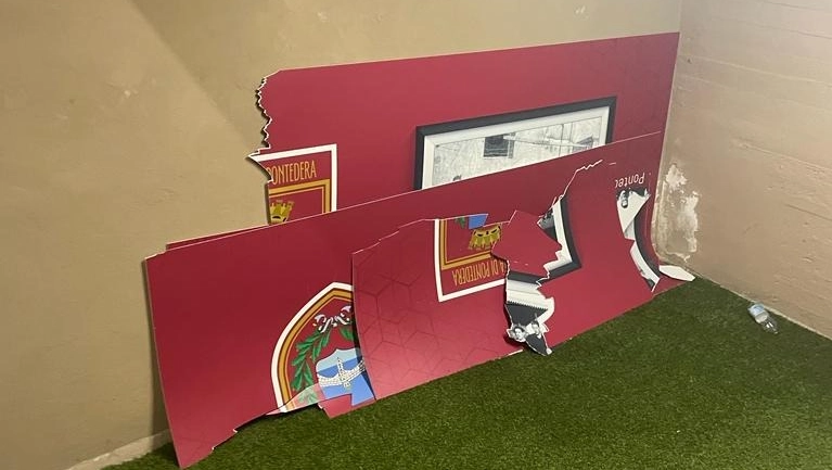 Parte dei danni nello stadio di Pontedera (dal sito Facebook dell'U.S. Pontedera)