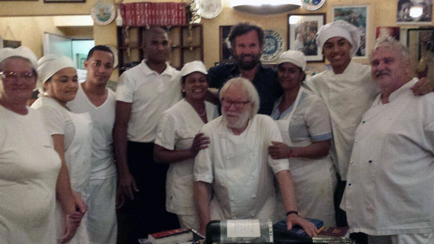 Il celebre chef Cracco con lo staff della Locanda Lorena