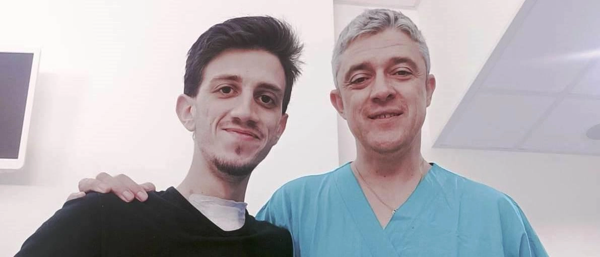Un eccezionale intervento chirurgico al fegato ha salvato la vita di Luca Lo Presti, 23enne vittima di un incidente in moto. Grazie alla sinergia tra terapia intensiva e chirurgia, al coraggio del chirurgo e alla competenza di medici e infermieri, Luca è tornato a casa.