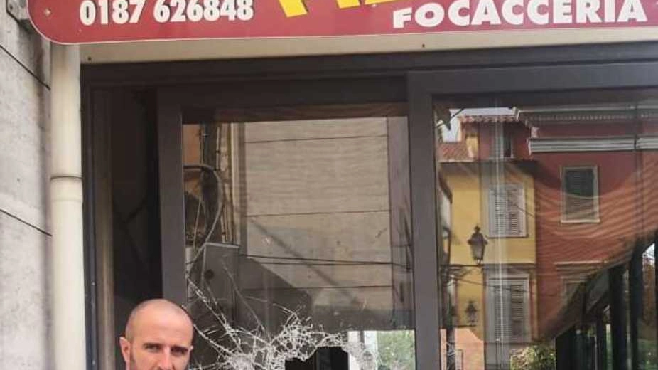 Nicola Ferrillo, titolare della pizzeria La Capannina mostra la vetrata sfondata