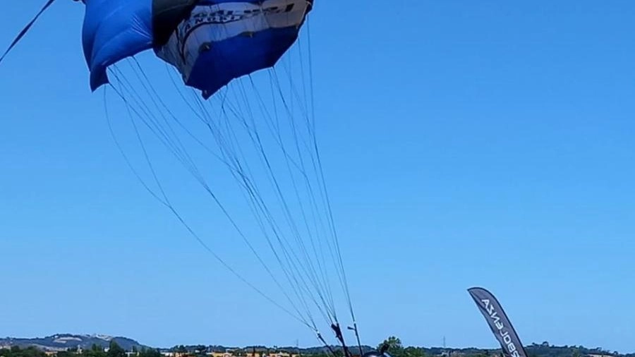 Un paracadutista in fase di atterraggio (Foto di repertorio)