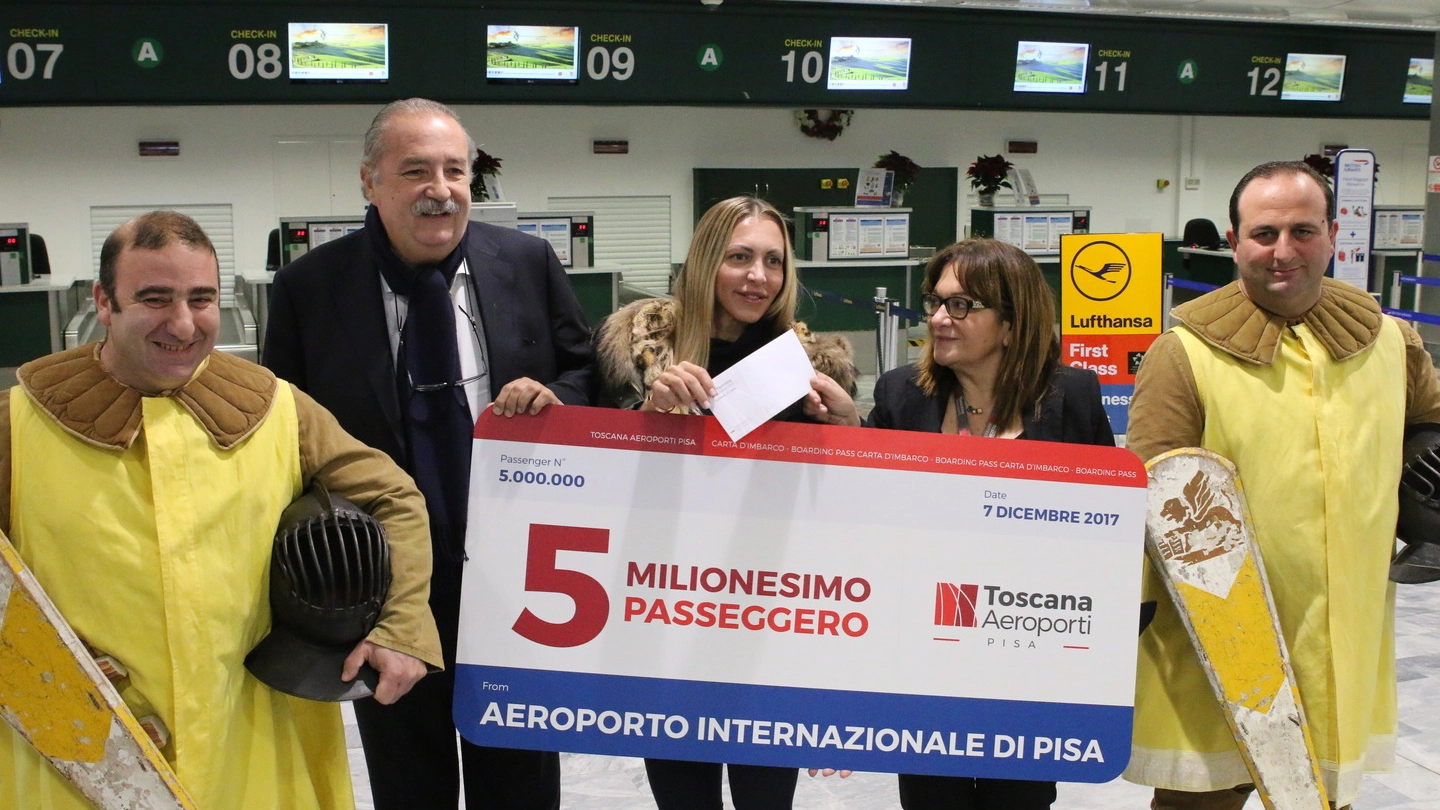 Al centro Serena Ninci, la 5 milionesima passeggera dell'aeroporto di Pisa (Valtriani)