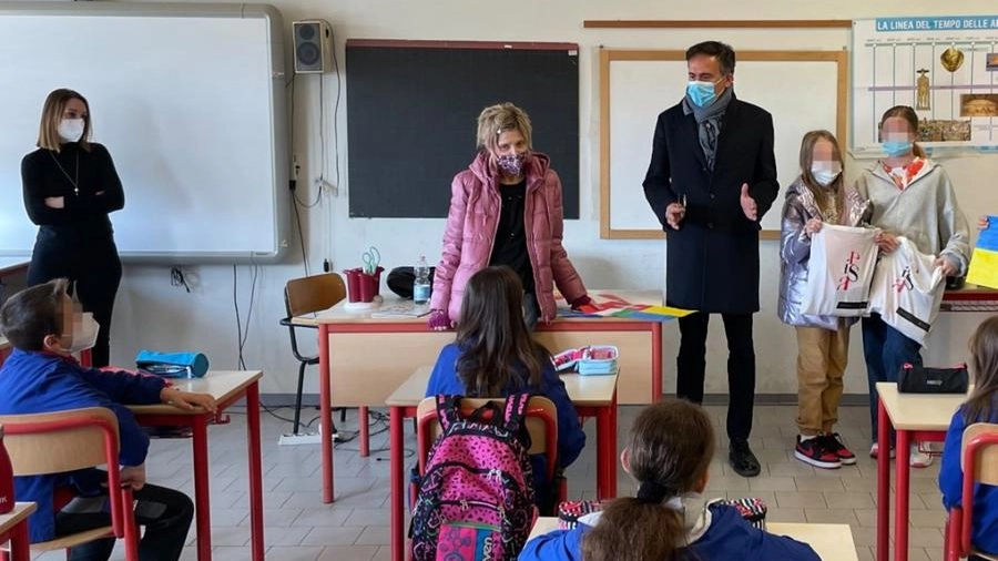 Il sindaco Michele Conti ieri in classe: a destra, le due alunne ucraine
