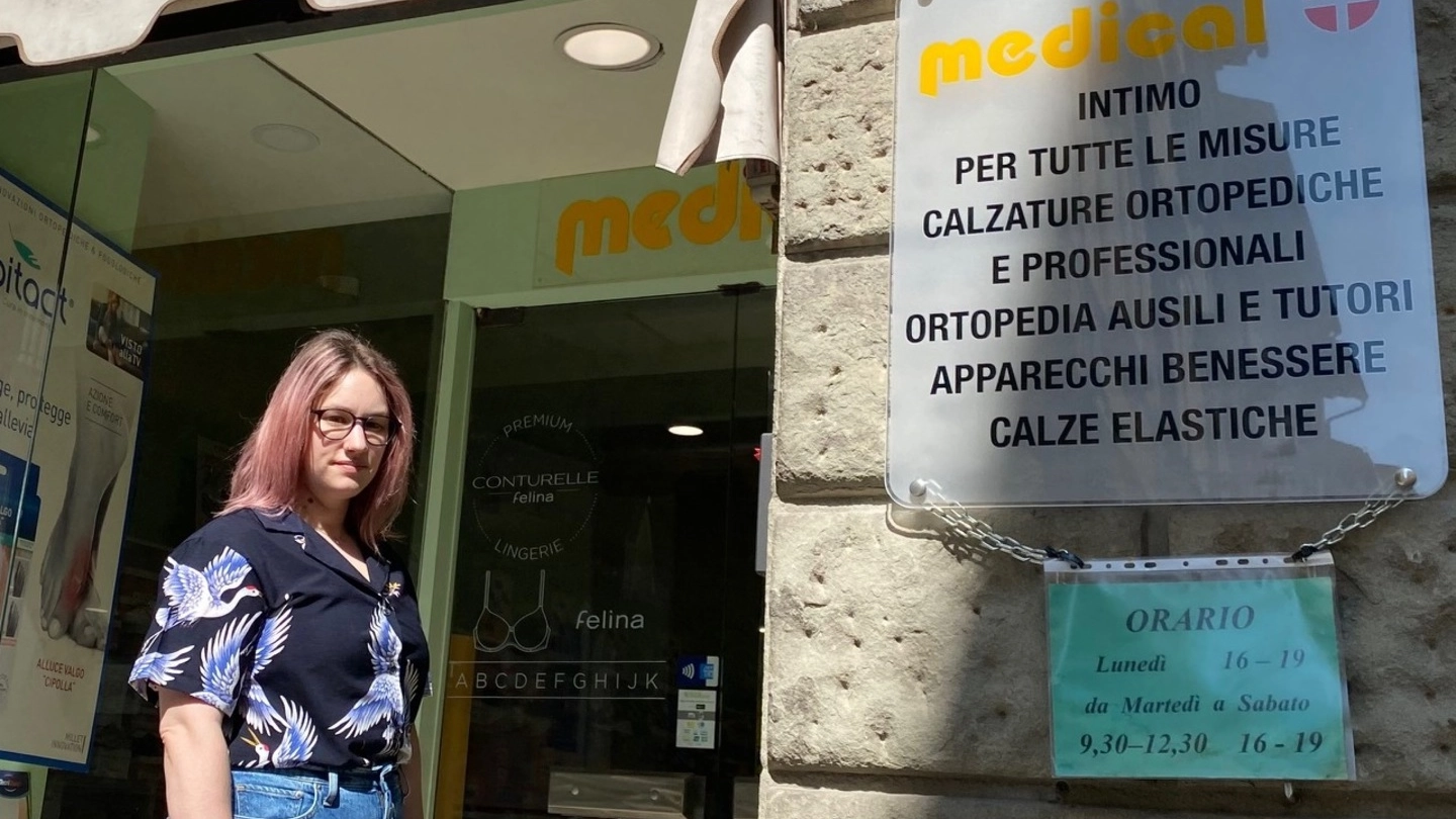 La titolare Linda Linari davanti al negozio in via Guizzelmi