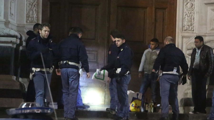 Controlli della polizia in Santa Croce, un’altra delle zone calde della movida fiorentina