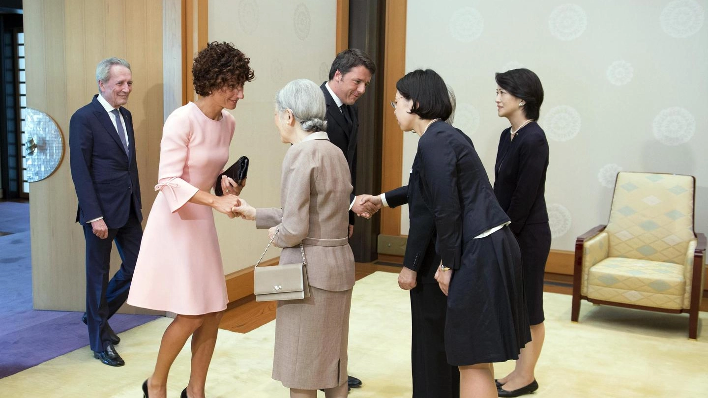 Il presidente del Consiglio Renzi con la moglie Agnese in Giappone (Foto Ansa)
