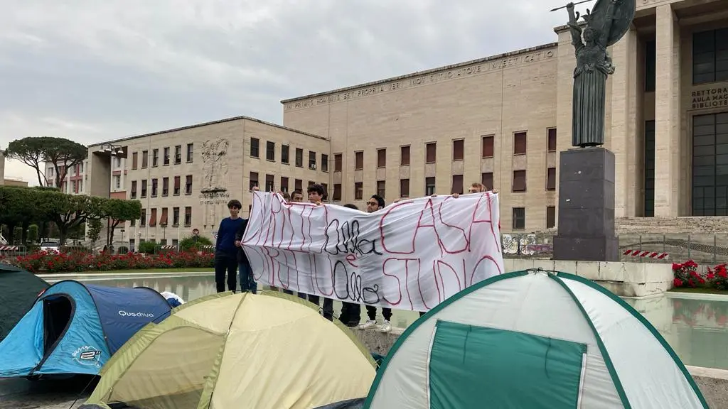Le ’tende’ di protesta contro gli affitti  "La vita a Siena resta troppo cara"