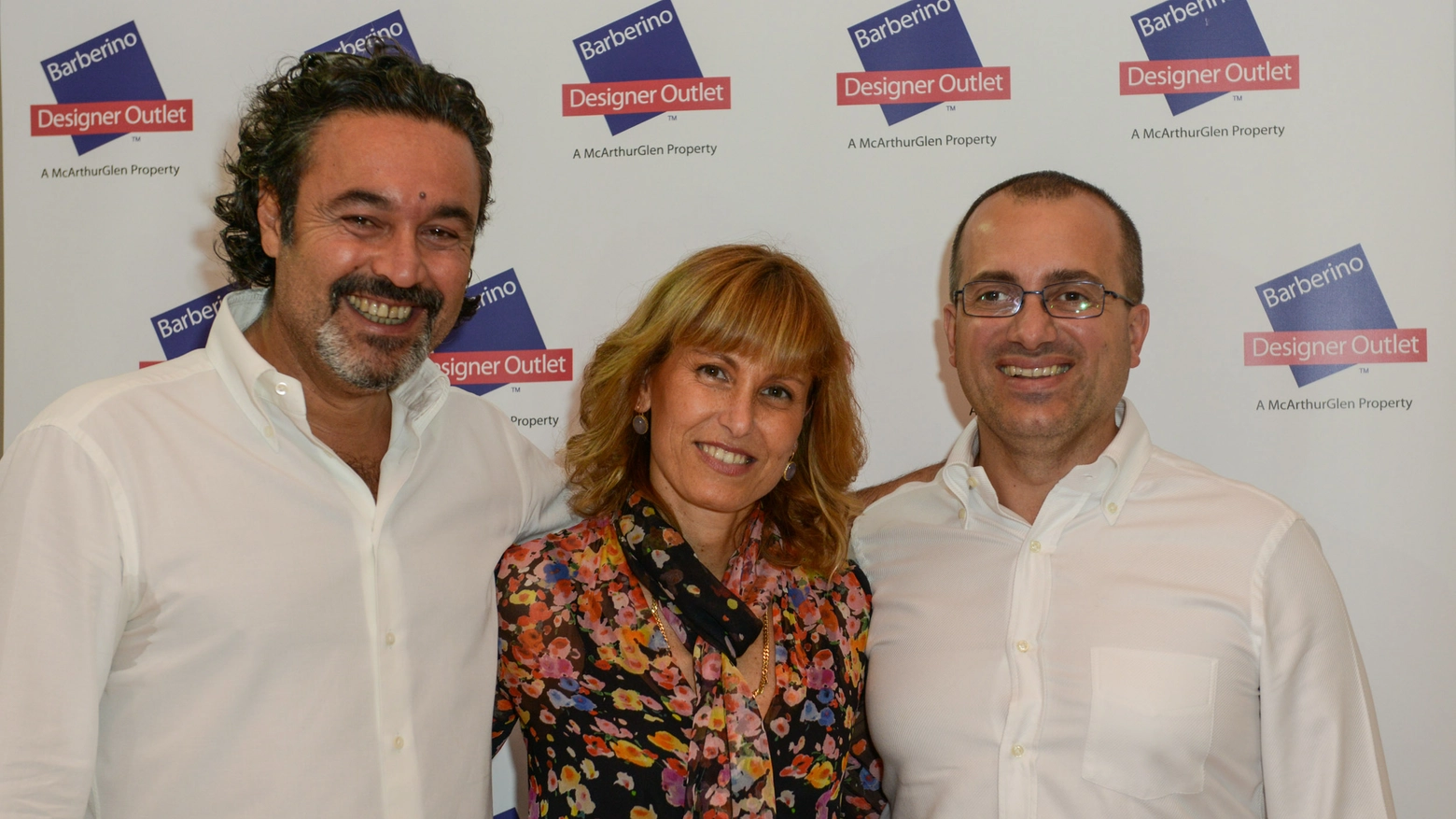 Billi e Bettarini con la direttrice di Barberino Designer Outlet Chiara Bellomo