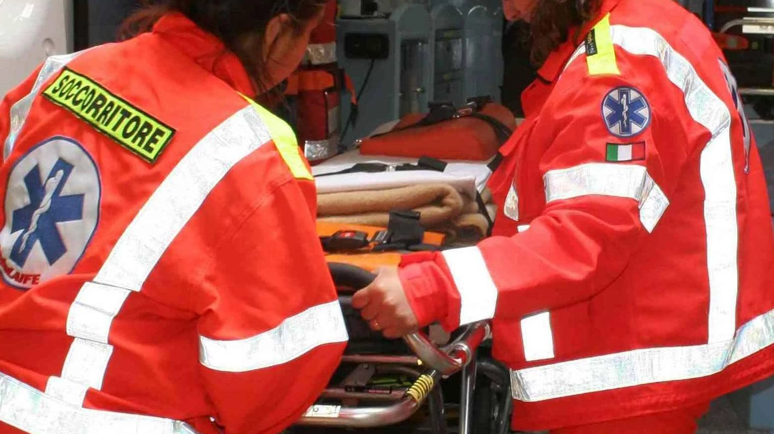 Cade e si ferisce mentre cerca funghi, anziano ritrovato dai carabinieri Cade e si ferisce mentre cerca funghi, anziano ritrovato dai carabinieri