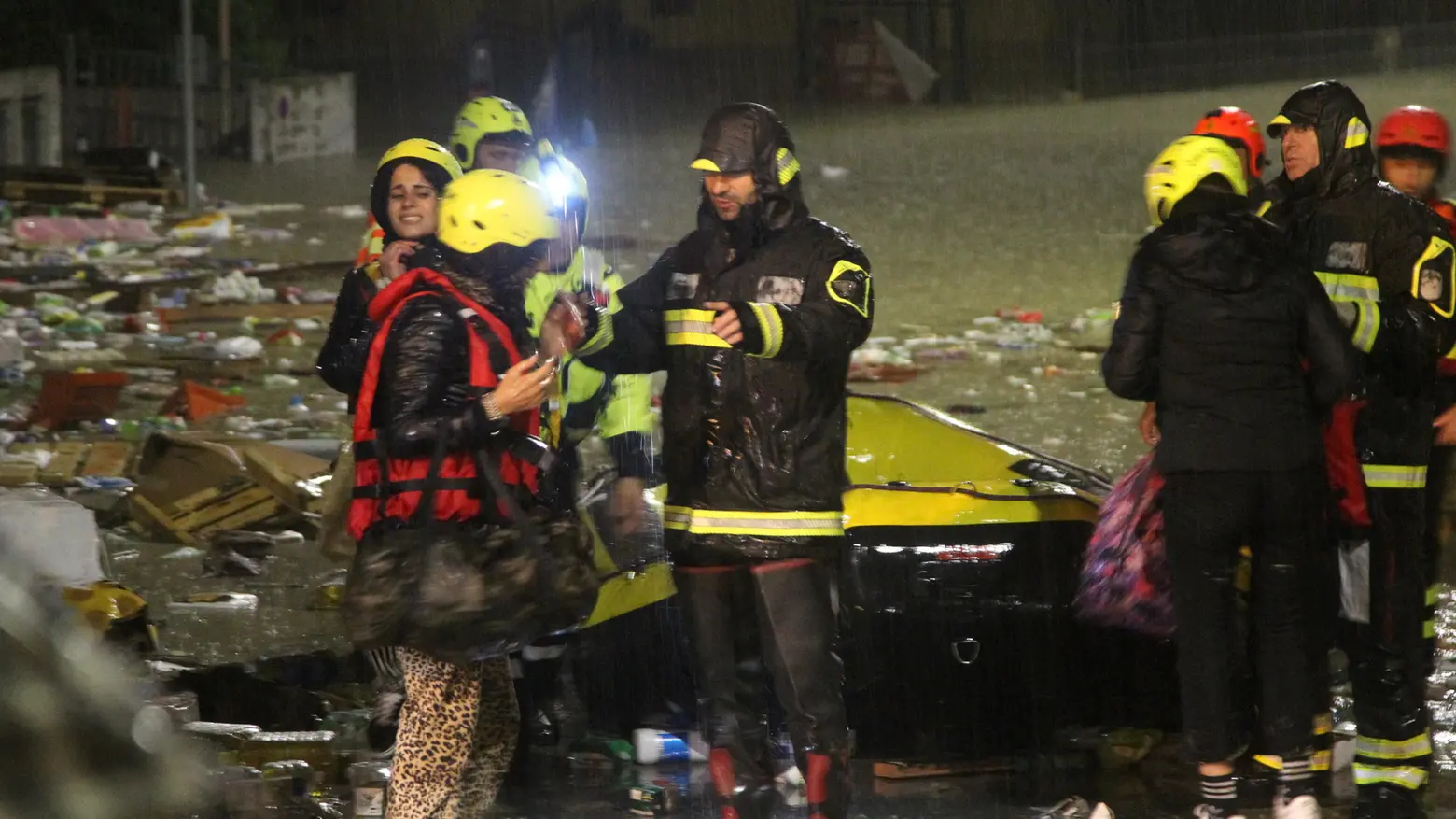 Inferno di fango in Romagna Il racconto dei pompieri "Salvate quaranta persone" Inferno di fango in Romagna Il racconto dei pompieri "Salvate quaranta persone"