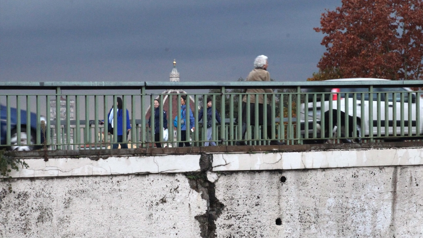 Crepa sul ponte San Niccolò. Il Comune: "Nessun pericolo" (New Press Photo)