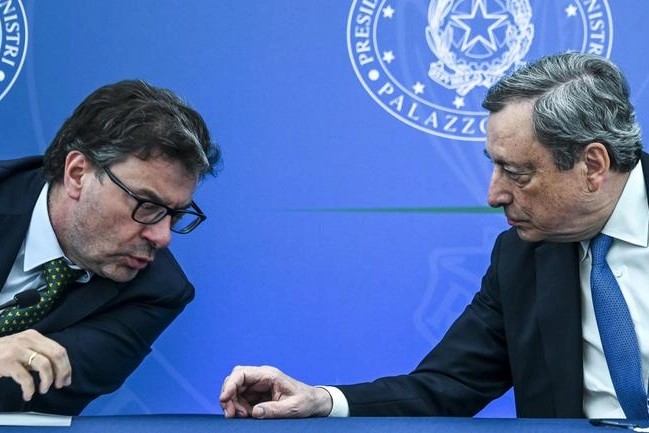 Il ministro Giancarlo Giorgetti con Mario Draghi (ImagoE)