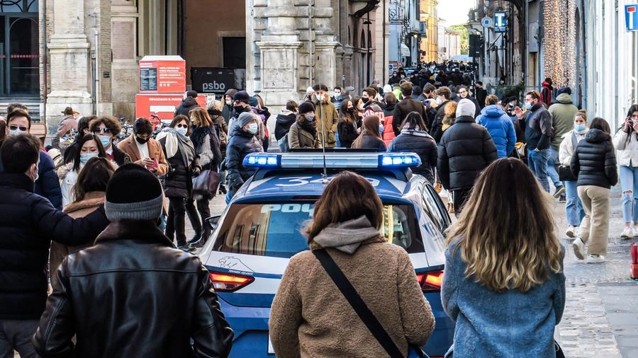 Folla in un centro storico