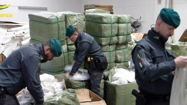 Ancora abiti con etichette fasulle  Maxi sequestro di 130.000 capi