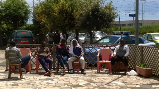Un gruppo di richiedenti asilo appena arrivati a Venturina