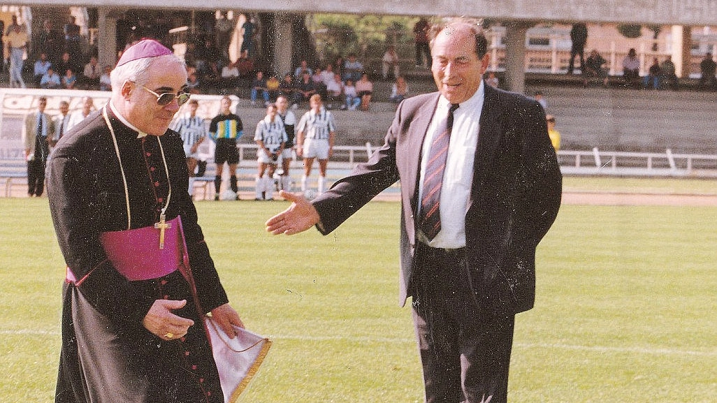Giacomo Bosi in campo con il vescovo Binini