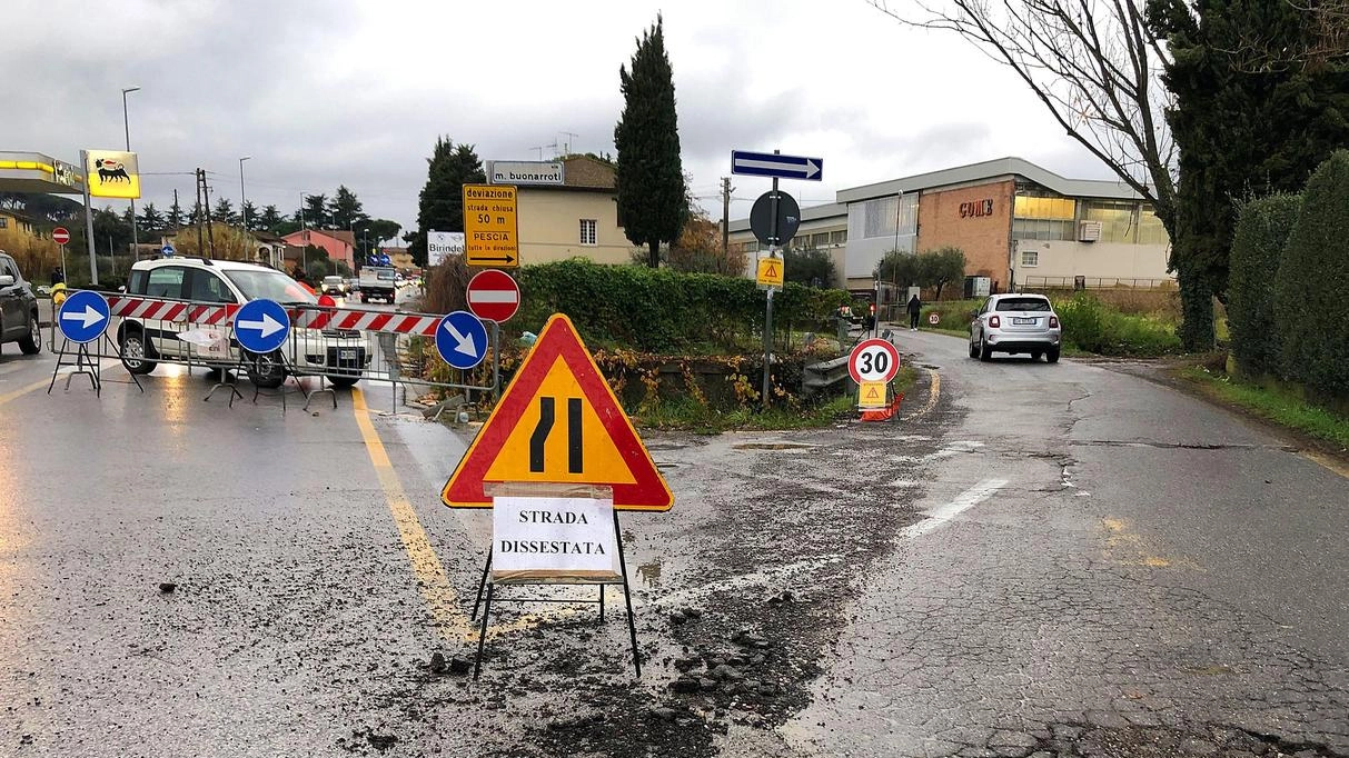 Partono i lavori in via Buonarroti. Arriva l’ok della ditta incaricata: "Il 25 novembre sarà riaperta" Partono i lavori in via Buonarroti. Arriva l’ok della ditta incaricata: "Il 25 novembre sarà riaperta"