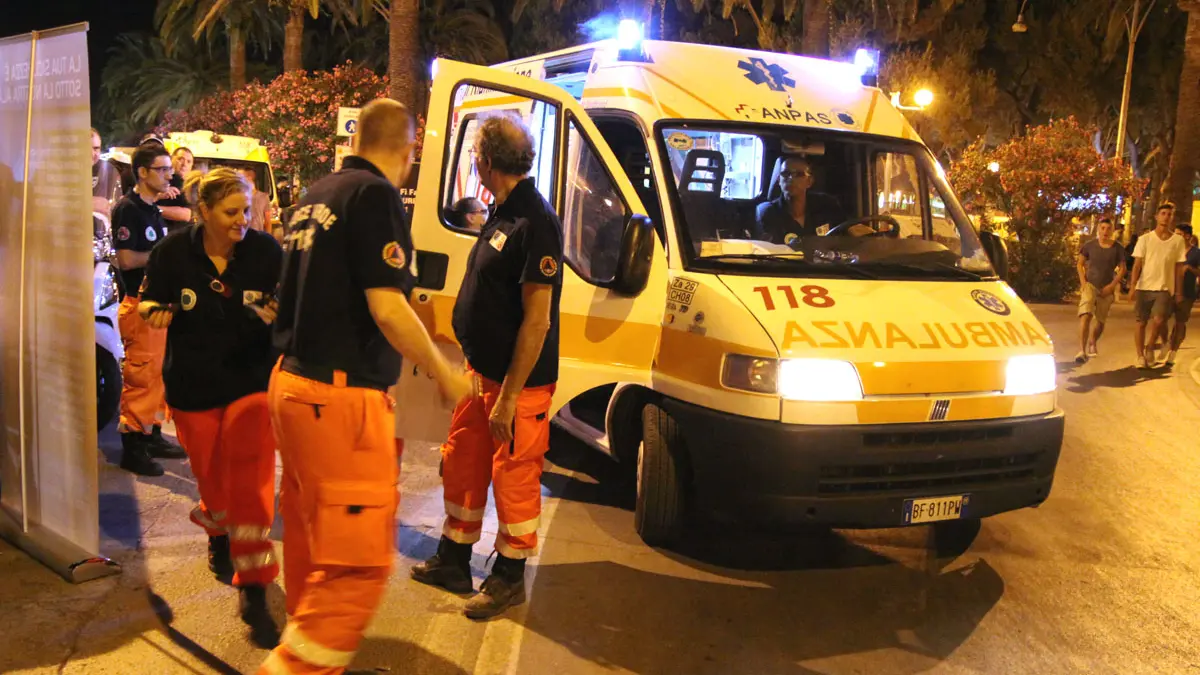 I volontari di un'ambulanza (foto d'archivio) I volontari di un'ambulanza (foto d'archivio)