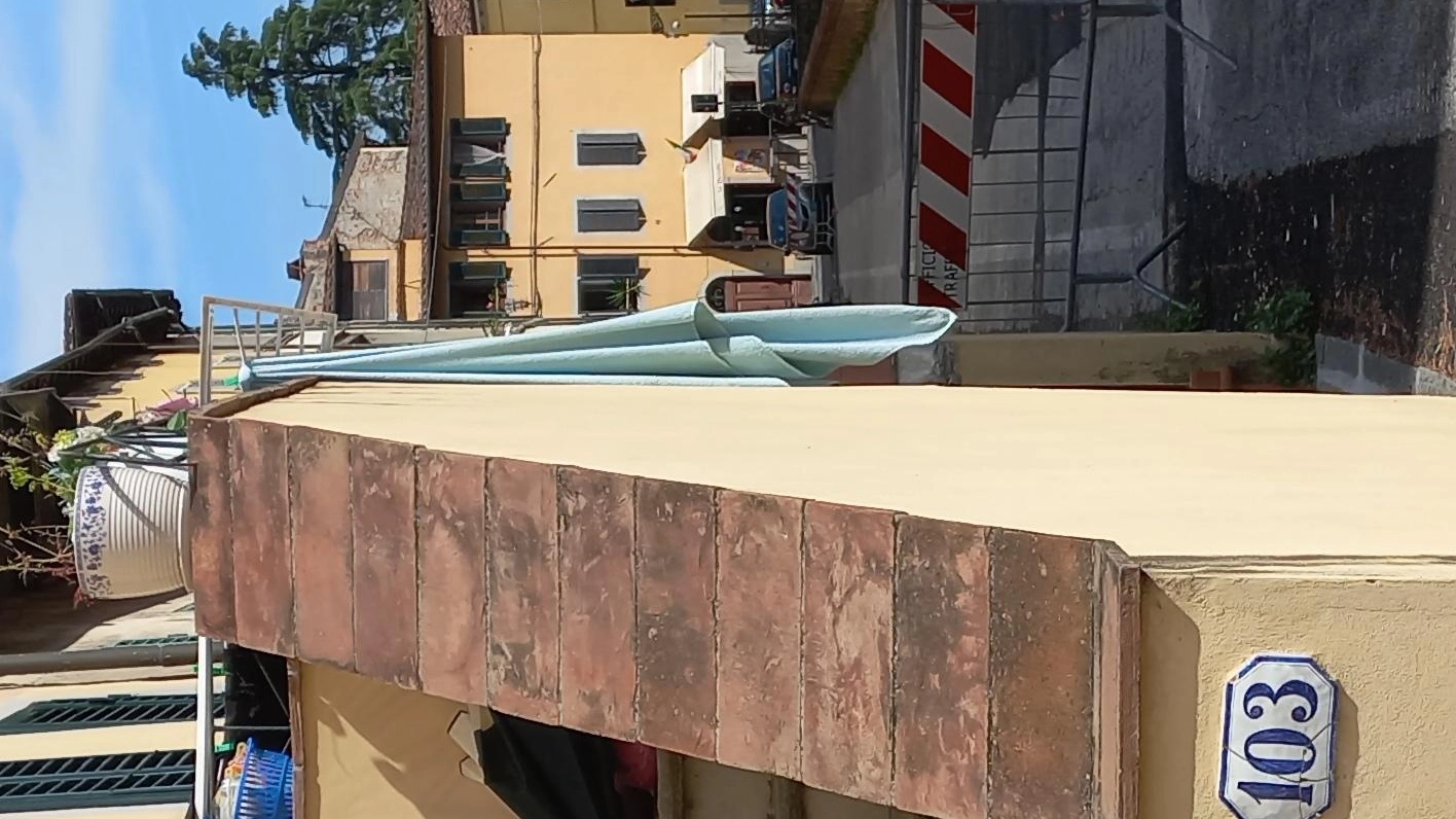 Lavori in via dei Fossi Si aprono inquietanti crepe sulle case e la strada resta chiusa Lavori in via dei Fossi Si aprono inquietanti crepe sulle case e la strada resta chiusa