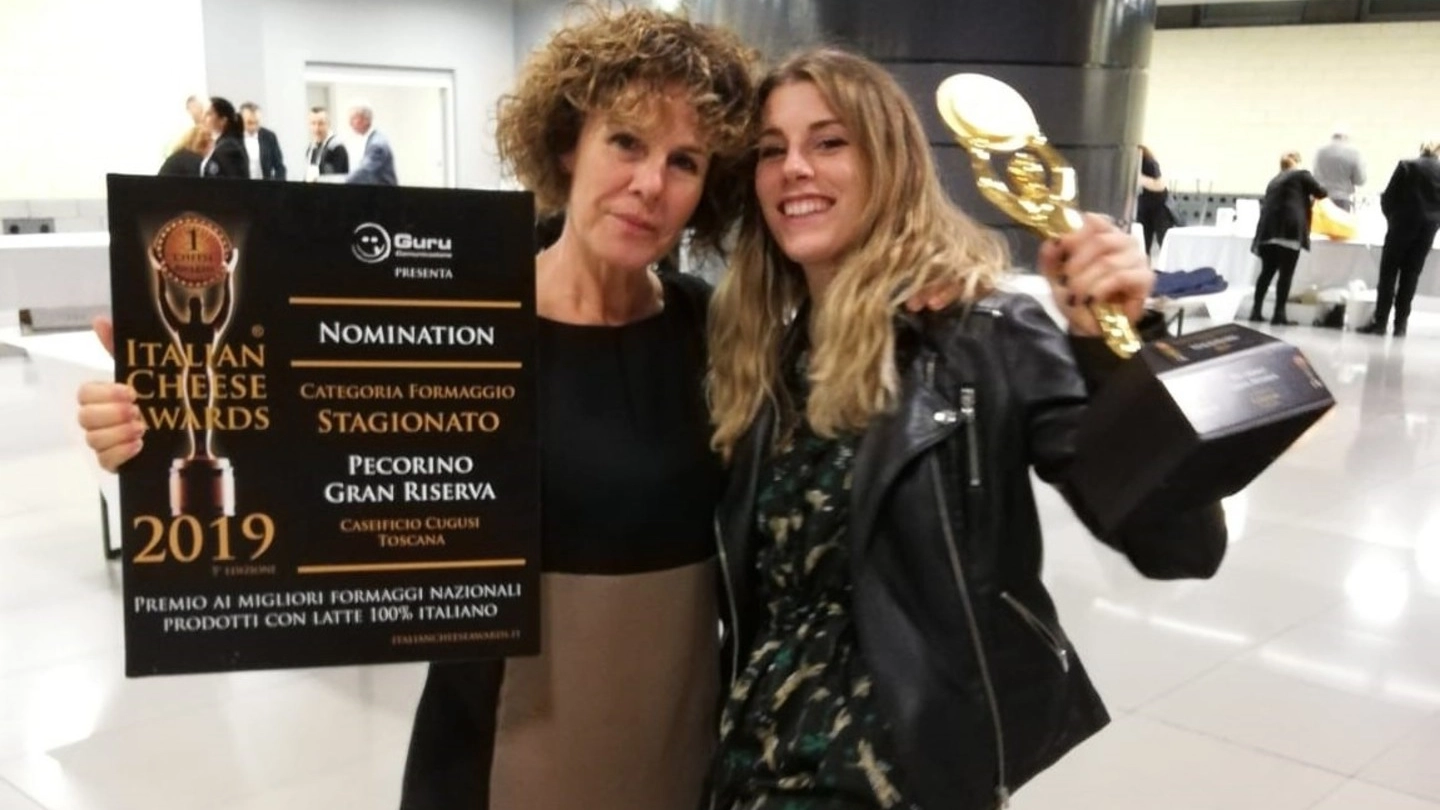 Silvana Cugusi e la figlia Anna mostrano i riconoscimenti al pecorino Gran Riserva