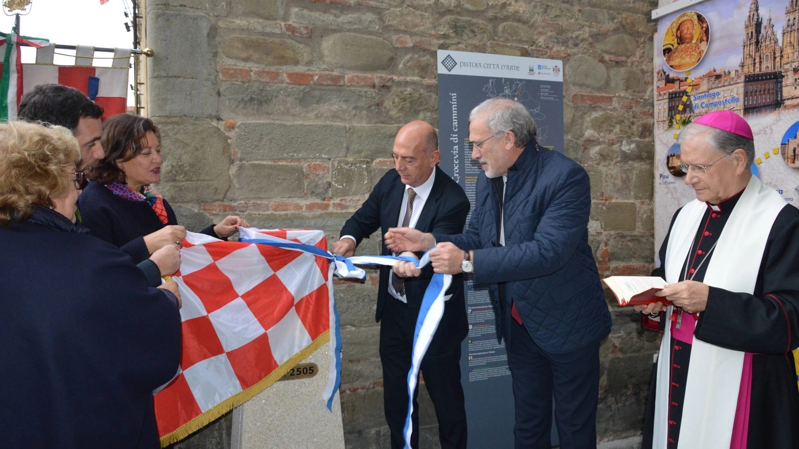 L'inaugurazione del cippo tra piazza Duomo e via degli Orafi