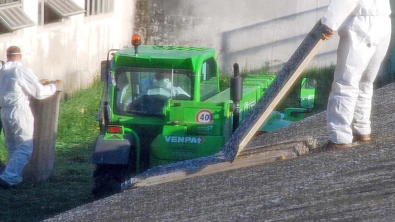 Eternit nel capannone. Parlano i sindacati: "Serve vigilanza seria" Eternit nel capannone. Parlano i sindacati: "Serve vigilanza seria"